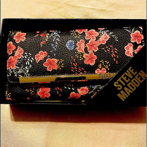 STEVE MADDEN LOGO BAR TRIFOLD WALLET IN GIFT BOX - Picture 1 of 8